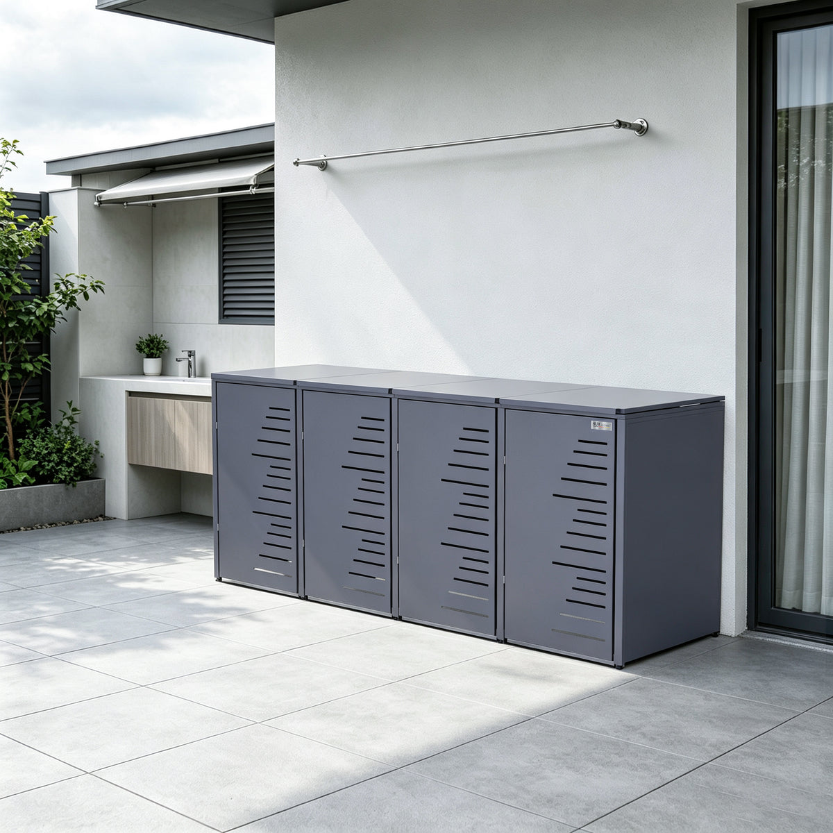 HUX HOME Mülltonnenbox 4er Set im Garten aufgestellt